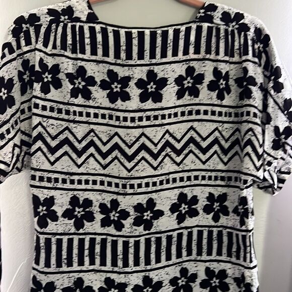 CHAUS Black and White Floral Print Blouse US Size 6 - Picture 7 of 9